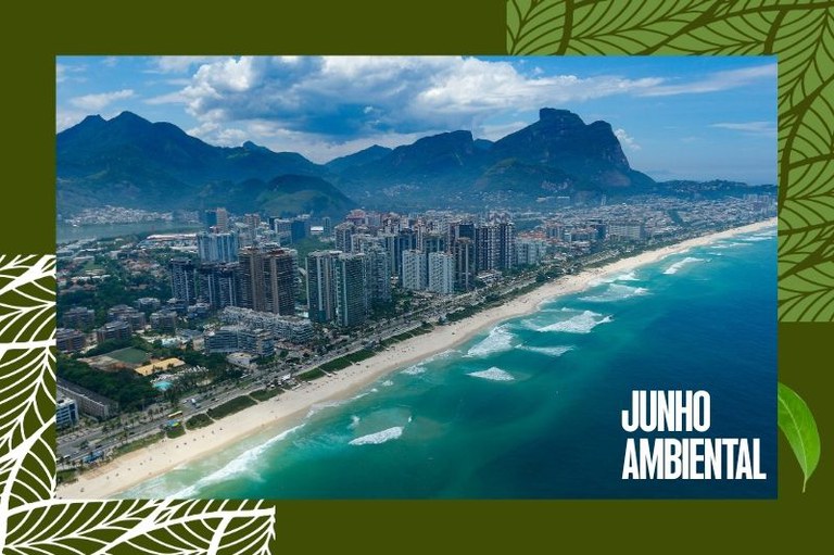 Foto aérea da orla da Barra da Tijuca mostra a praia e os prédio, como montanhas ao fundo