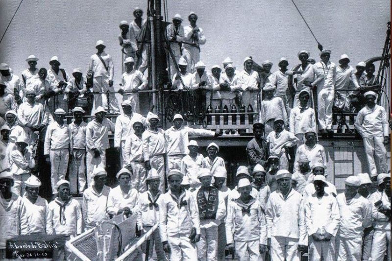 Foto em preto e branco mostra marinheiros em um navio da Marinha