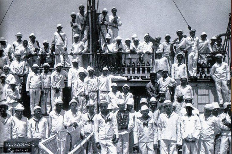 Foto em preto e branco mostra marinheiros em um navio da Marinha
