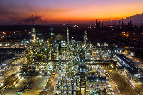 Foto aérea mostra complexo durante o pôr do sol com as luzes acesas