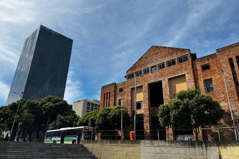 Foto mostra a fachada do edifício, construído com tijolinhos vermelhos