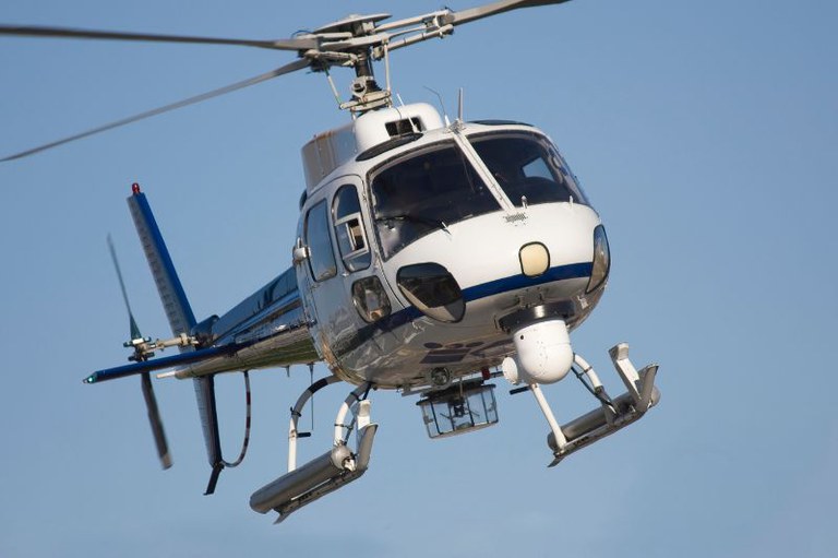 Foto mostra um helicóptero em voo