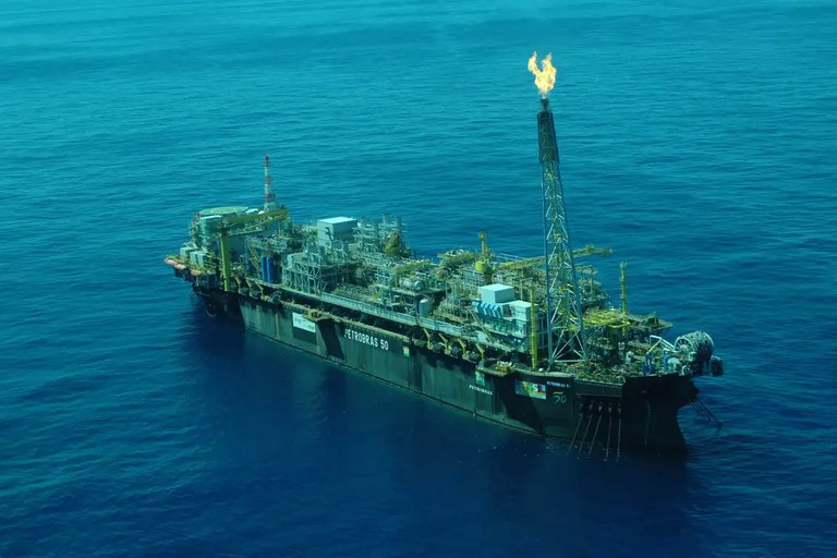 Foto aérea mostrando uma plataforma de petróleo chamada P-50, da Petrobras, localizada no Rio de Janeiro.