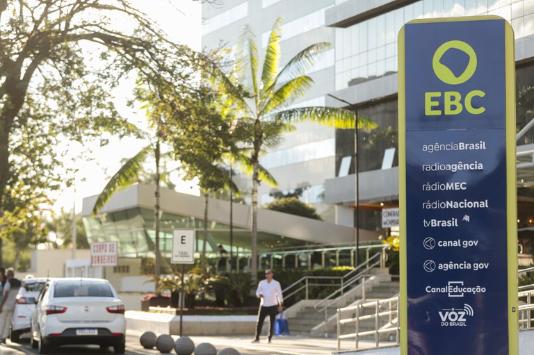 Foto do totem da Empresa Brasil de Comunicação(EBC)em Brasília.