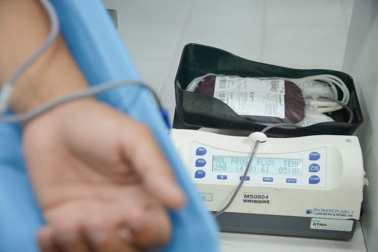 foto mostra em detalhe uma pessoa doando sangue