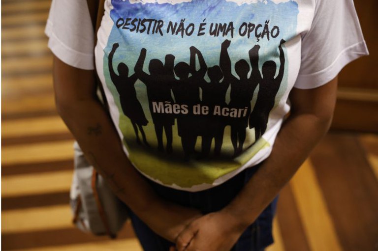 Foto do detalhe da camisa usada por familiares das vitimas da Chacina de Acari com os dizeres: Desistir não é uma opção - Mães de Acarí