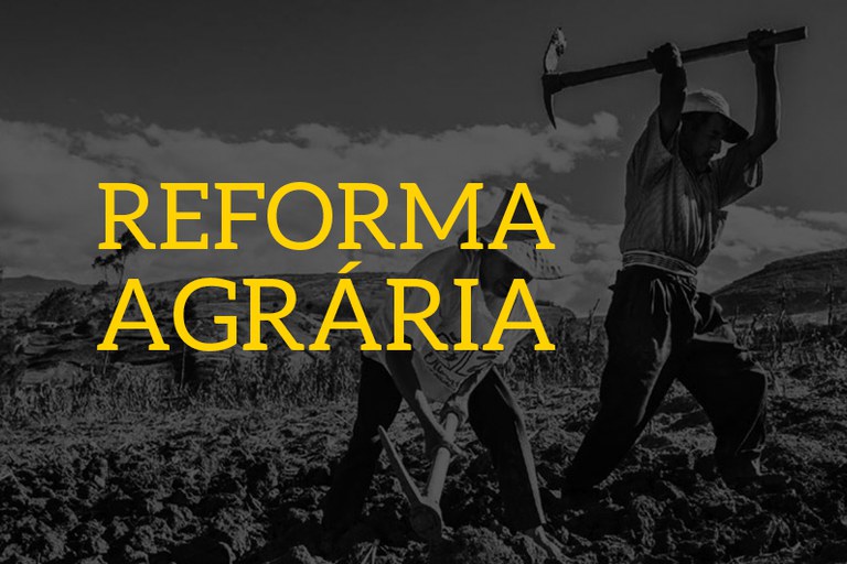Arte retangular com foto em preto e branco de trabalhadores rurais arando a terra. Um dos homens levanta uma picareta enquanto o outro usa uma picareta na terra. Em amarelo as palavras Reforma Agrária