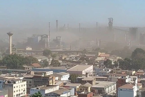 Foto mostra bairros cobertos por uma poeira fina