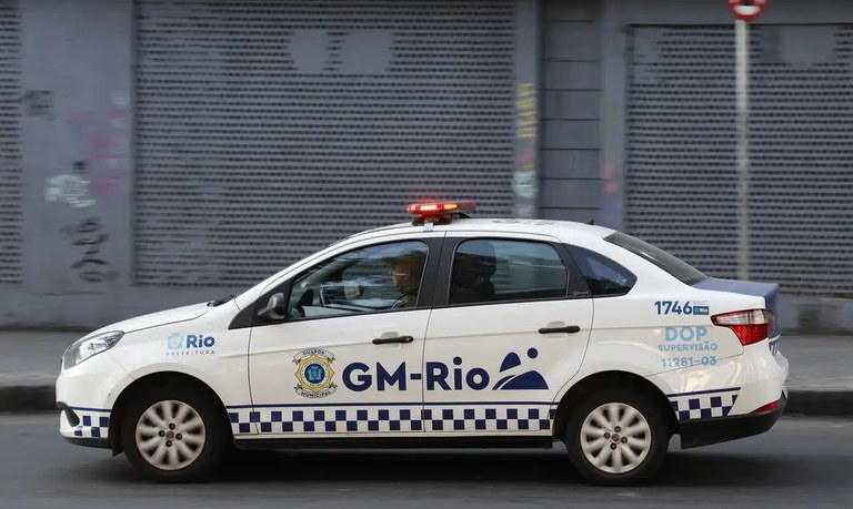 Fotografia mostra um carro da Guarda Municipal do Rio de Janeiro, trafegando pelas ruas da cidade