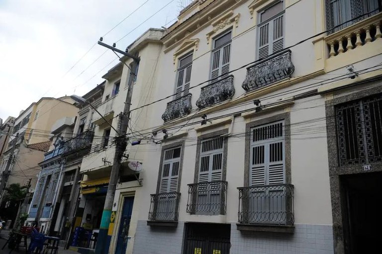 foto mostra a fachada de um prédio antigo do Rio de Janeiro