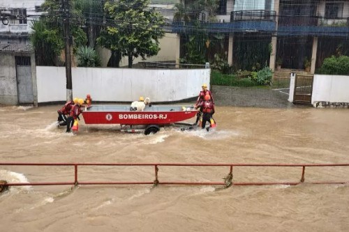 Foto mostra bote do Corpo de Bombeiros resgatando animais