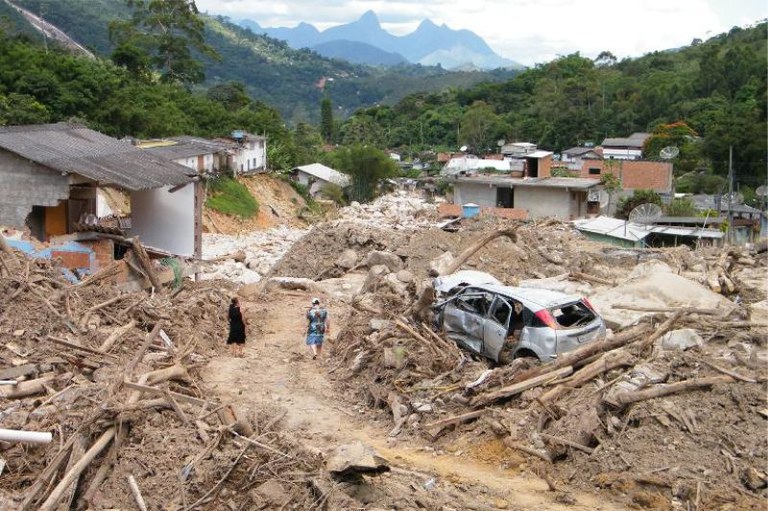 Foto mostra deslizamentos de terra na Região Serrana, em 2011
