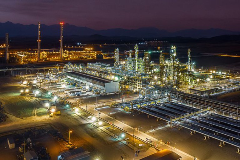 Foto aérea ao anoitecer do Complexo de Energias Boaventura em Itaboraí, no Rio de Janeiro