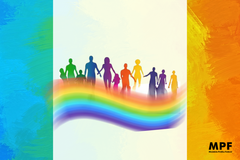A imagem tem como plano de fundo um degradê dividido em três partes verticais: tons de vermelho e laranja à esquerda, branco no centro e tons de azul à direita. No centro, há uma faixa colorida. Acima da faixa, uma sequência de silhuetas de pessoas de diferentes tamanhos, representando diversidade etária e de gênero, em cores que formam um degradê do verde ao roxo. No canto inferior direito, está o logotipo do Ministério Público Federal (MPF).