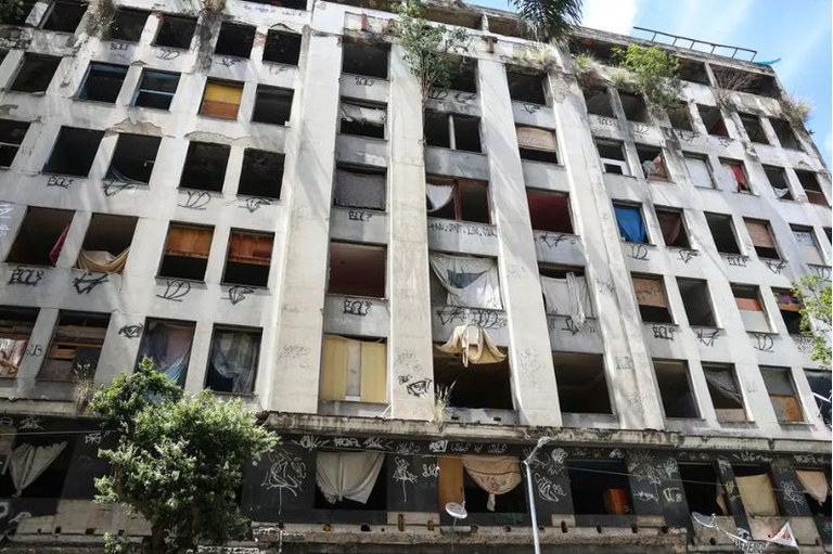 Foto mostra a fachada do prédio abandonando
