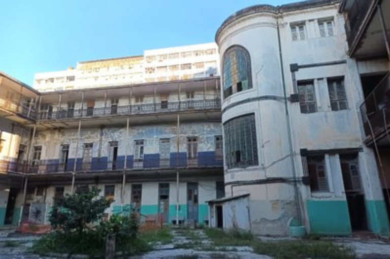 Imagem do prédio do antigo Departamento de Ordem Política e Social (Dops) mostrando o estado de deterioração do imóvel