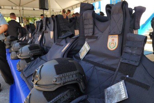 Foto mostra coletes e capacetes utilizados pela Polícia Militar do Rio de Janeiro