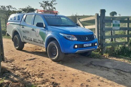 Foto mostra um carro da polícia militar em Zona Rural