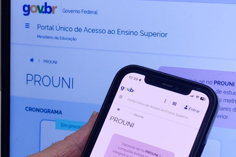 Foto de tela de computador e tela de celular com a página do Prouni