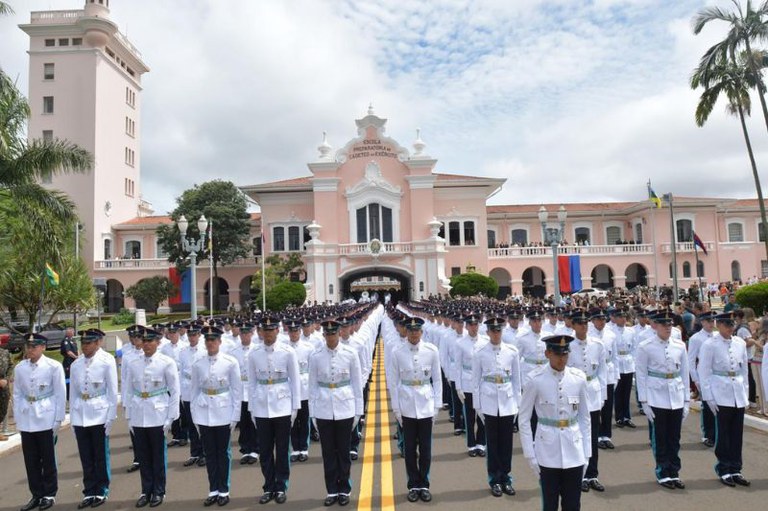 Foto mostra os cadetes enfileirados durante a formatura da Escola Preparatória de Cadetes do Exército, ao fundo o prédio da escola
