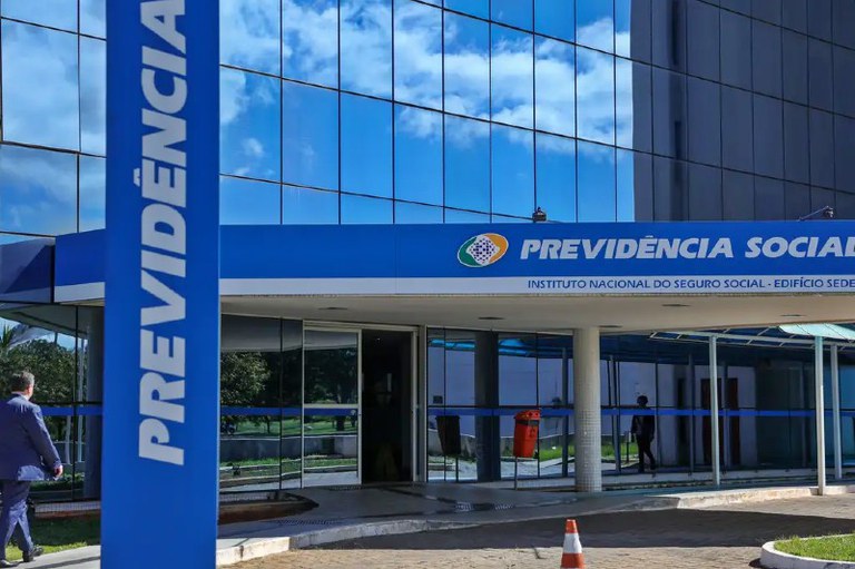 Foto mostra fachada de uma agência do INSS