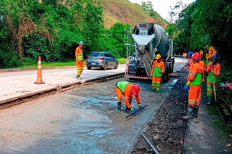 Foto mostra operários trabalhando na recuperação da via