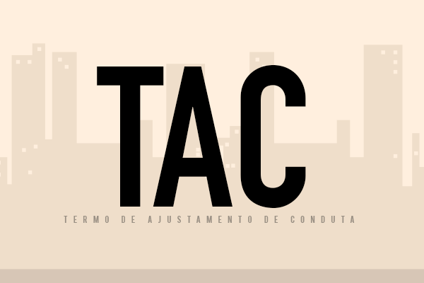 A imagem possui um fundo em tons de bege e areia. Ao centro, em letras grandes, pretas e em caixa alta, está a sigla TAC. Logo abaixo, com um espaçamento maior entre as letras, lê-se o nome por extenso: TERMO DE AJUSTAMENTO DE CONDUTA. Ao fundo, de forma sutil e em um tom levemente mais escuro que o fundo, observa-se a silhueta simplificada de uma paisagem urbana com prédios de diferentes alturas. O design é limpo e institucional.