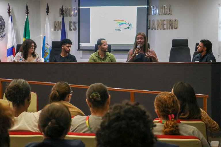 Foto mostra a mesa com participantes do evento