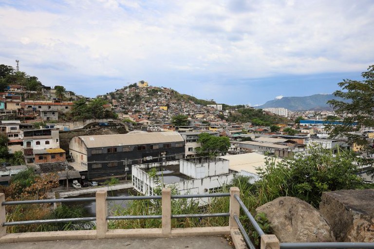 Vista do teleférico no Complexo do Alemão, na zona norte do Rio de Janeiro, mostra casas e o morro ao fundo