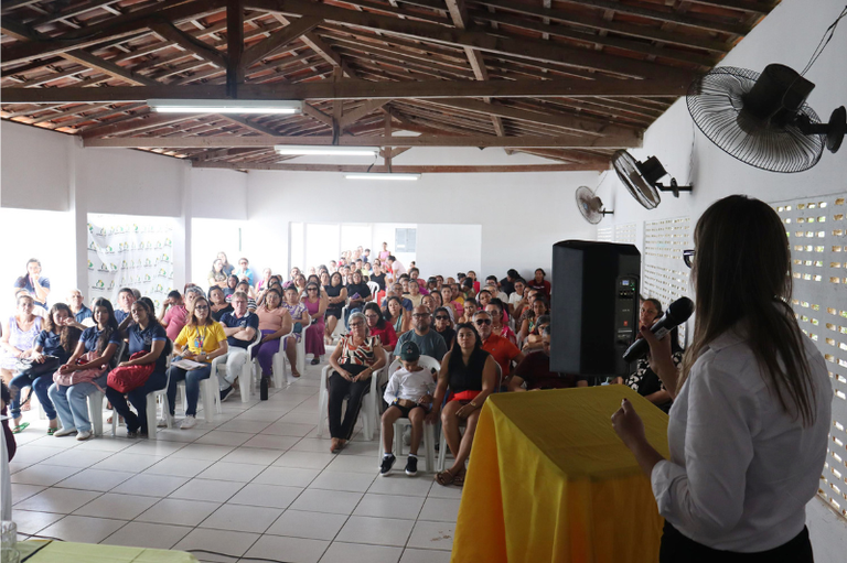 foto mostra participantes de audiência pública