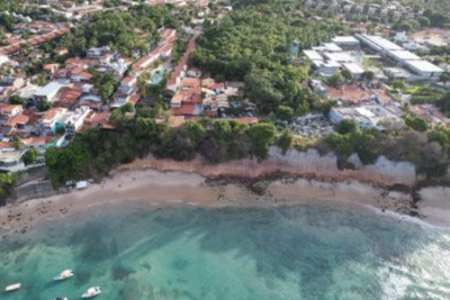 Imagem aérea mostrando as falésias de Pipa