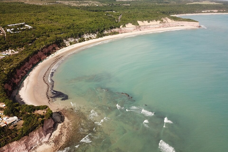 Imagem aérea de toda a extensão da Baia dos Golfinhos