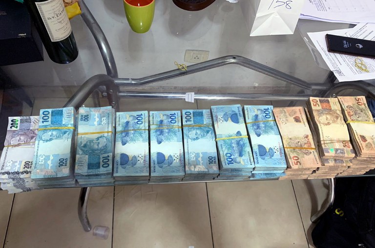 Foto mostra dinheiro apreendido durante 2ª fase da operação, em 2021. São notas de R$ 100 e R$ 50 empilhadas