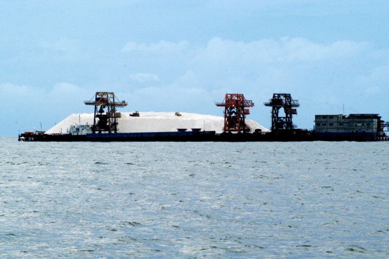 Terminal salineiro de areia branca no meio do mar