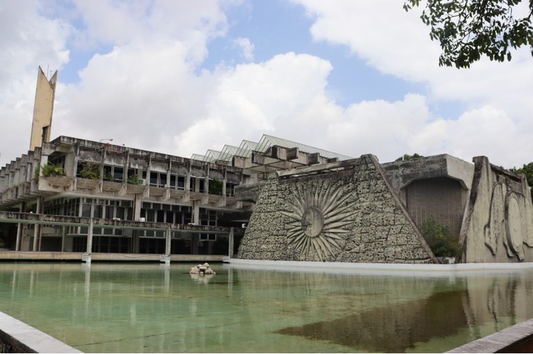 Imagem da fachada de prédio da reitoria da UFRN