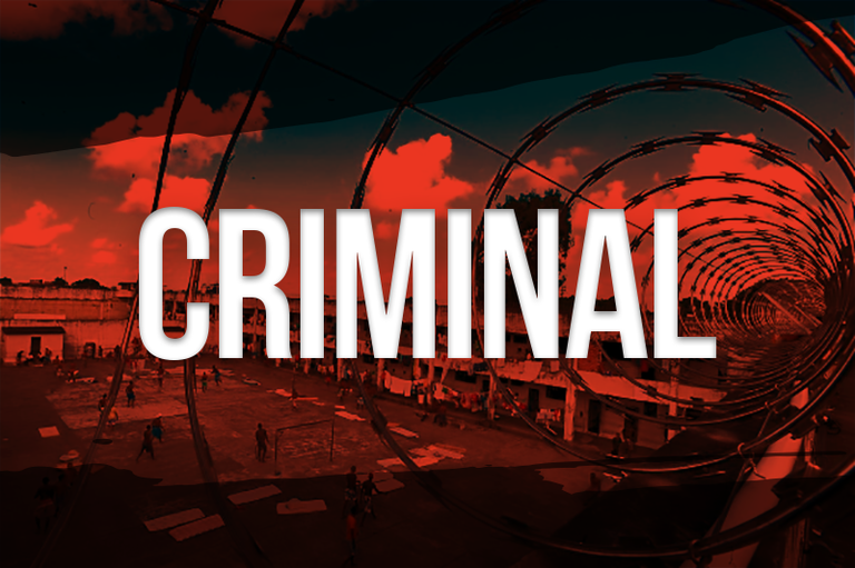 Foto em tons de vermelho de pátio de um presídio com presos no banho de sol. Texto branco centralizado escrito: Criminal
