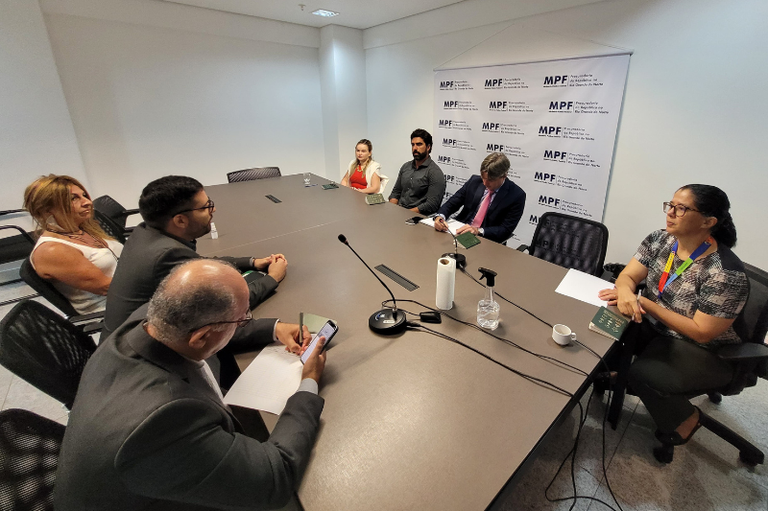 Procuradores e representantes do Idema sentado em torno de mesa na sala de reunião do MPF em Natal