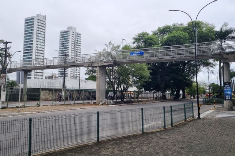 Passarela da Avenida Nevaldo Rocha, próxima ao Midway Mall