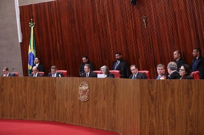 Imagem dos ministros do tribunal, por trás do balcão do tribunal