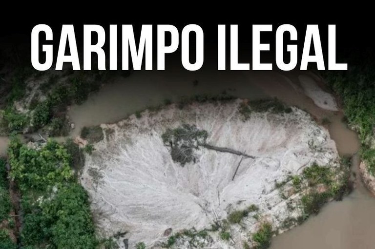 Fotografia aérea de uma floresta comuma área desmatada no meio e o texto "garimpo ilegal", na cor branca