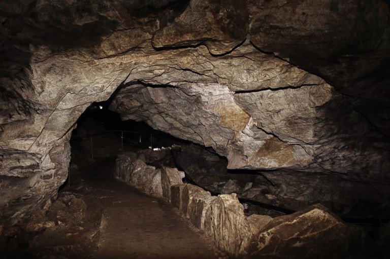 Foto interna de uma gruta