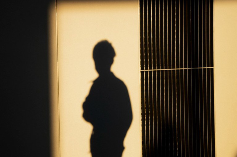 Foto mostra a sombra de uma pessoa