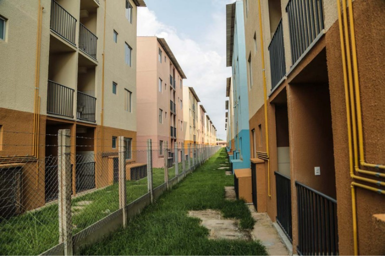 Foto mostra fachada dos conjuntos habitacionais