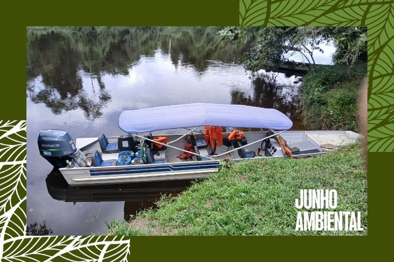 Foto de um barco ancorado na beira do rio com vegetação ao redor