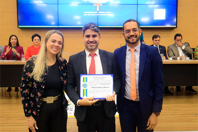 Foto com três pessoas: a deputada estadual Cláudia de Jesus, o procurador Raphael Bevilaqua e o defensor público Fábio Roberto.