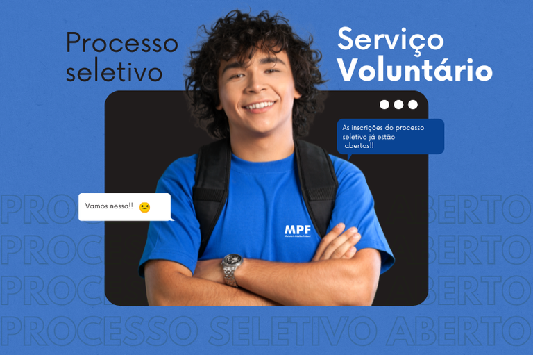 Um jovem sorridente, com cabelo encaracolado e mochila, usa uma camisa azul com o logo MPF. Ele está centralizado em um fundo azul que anuncia um "Processo seletivo de Serviço Voluntário" com a frase "PROCESSO SELETIVO ABERTO" em primeiro plano.