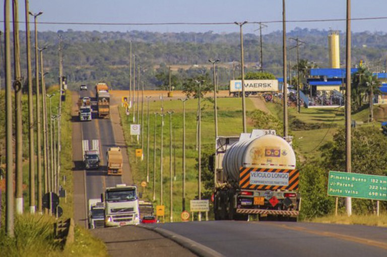 Caminhões trafegam por rodovia em Rondônia