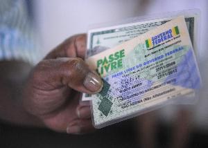 A foto mostra a mão de um usuário do Passe Livre mostrando o cartão de inscrição no programa do Ministério dos Transportes