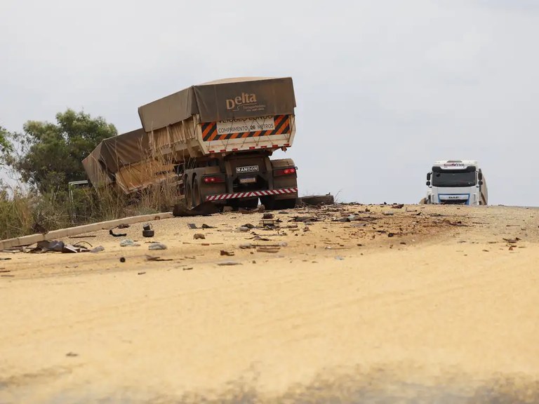 Foto mostra caminhão fora da pista após acidente