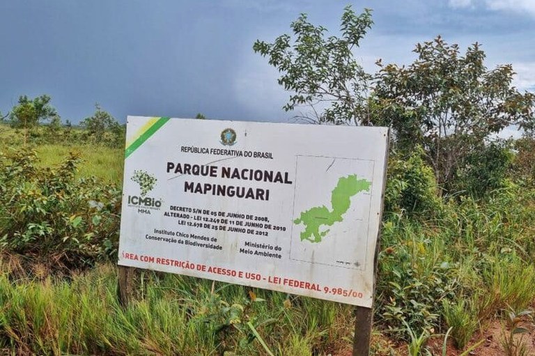 Foto mostra placa de delimitação do Parna Mapinguari